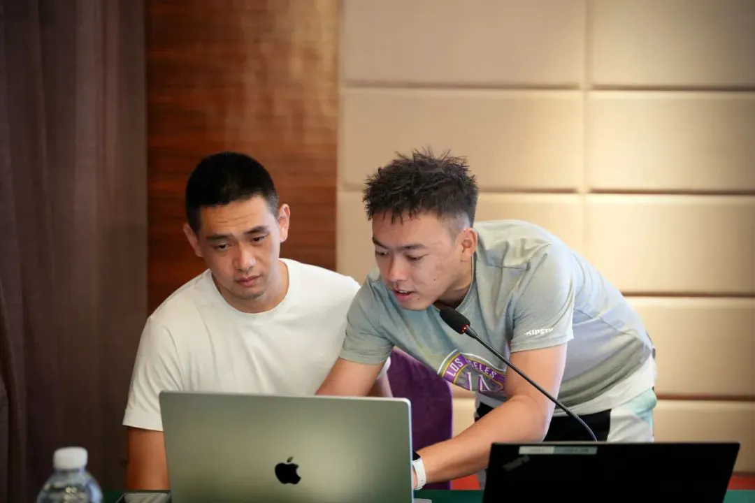 老年人打篮球时应如何进行适当的力量训练?_2